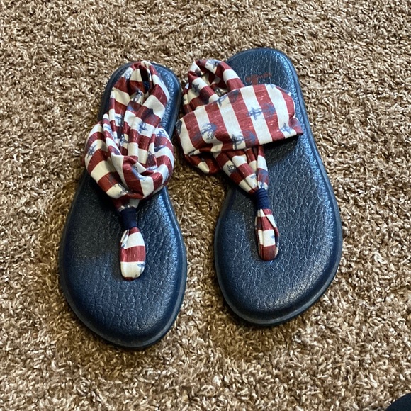 Sanuk sandals - Picture 1 of 2